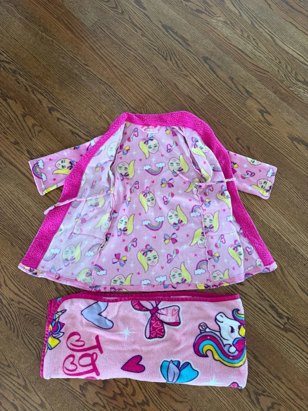Size 6 Girls Plush Pink JoJo Siwa Robe and Blanket
